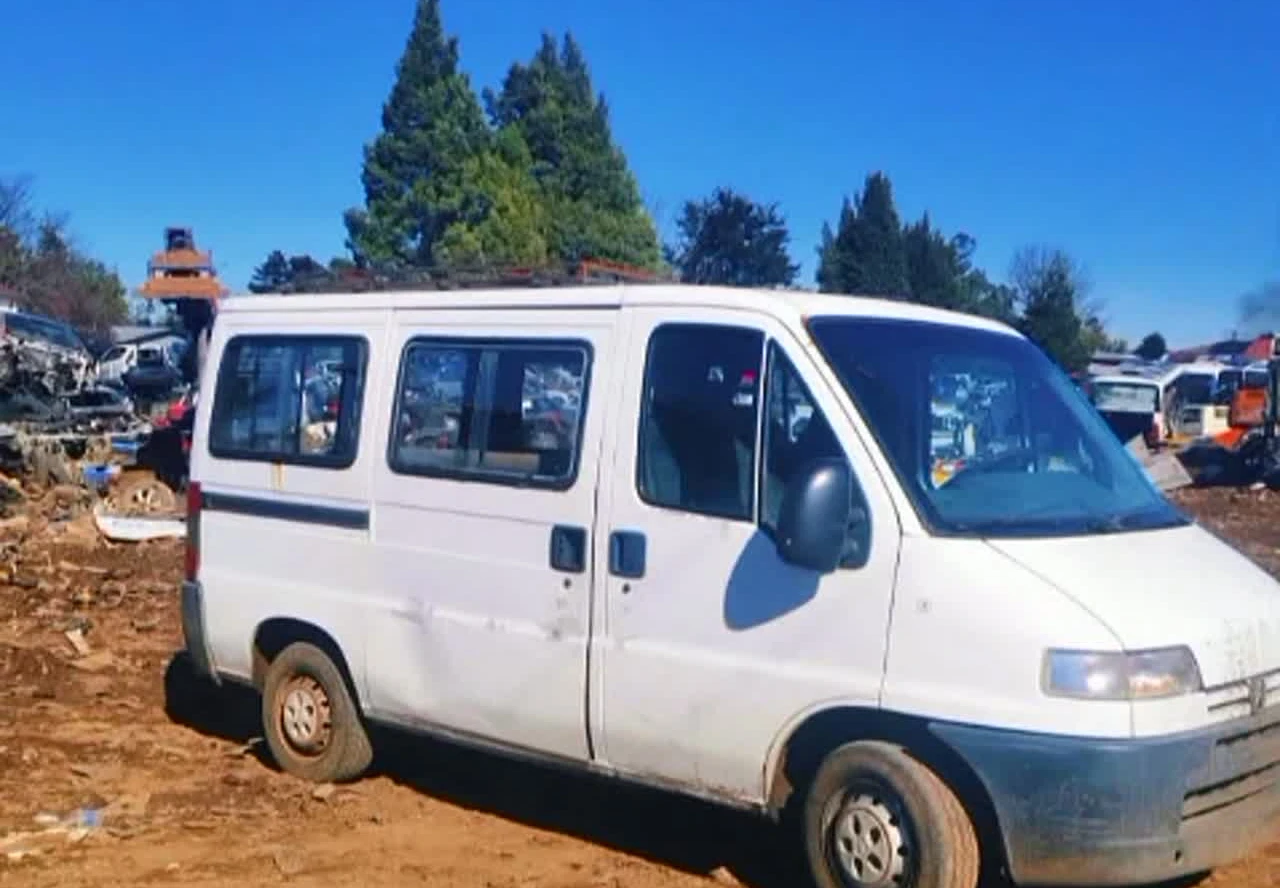 Focos y Ópticos Delanteros Peugeot Boxer 2002 - Desarmaduría Panchito Temuco
